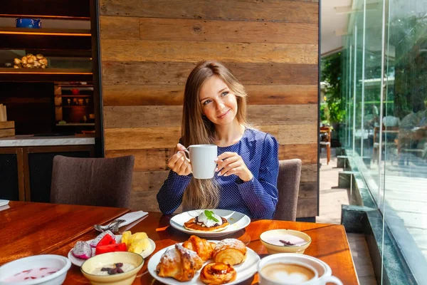 Attractive Woman Breakfast Hotel Restaurant Businesswoman Meeting Dine Modern Cafe — ストック写真