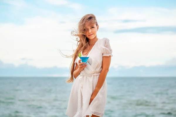 Young Woman Relaxing Sea Holding Alcoholic Blue Lagoon Cocktail Outdoors — Zdjęcie stockowe
