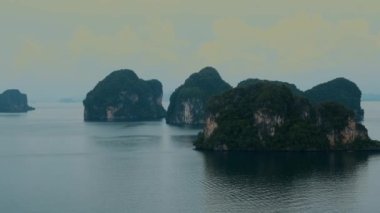 Popüler bir turistik yer. Tayland 'ın Krabi eyaletindeki tropikal adaya bakış açısı. Yaz tatili gezisi. Asya 'da turizm kavramı ve güzel bir tatil yeri