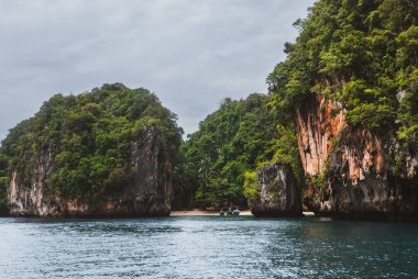Tayland 'ın Krabi ilindeki kireçtaşı kaya adalarının güzel manzarası. Asya 'da cennet plajı olan güzel doğa turu. Turizm, macera ve seyahat tutkusu kavramı.