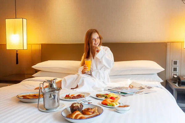 Jedzenie Łóżku Serwowane Jest Luksusowym Hotelu Kobieta Wakacjach Cieszyć Śniadanie — Zdjęcie stockowe