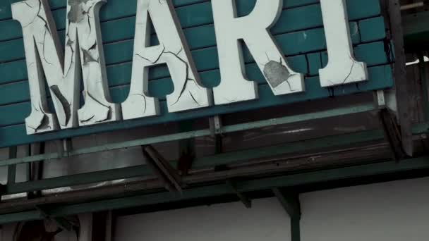 Altes Geknacktes Schild Leeren Supermarkt Mit Abblätternden Buchstaben Vintage Mart — Stockvideo