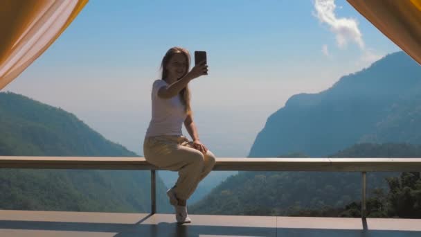 Wanita Bersantai Kemah Dengan Pemandangan Gunung Yang Menakjubkan Dan Langit — Stok Video