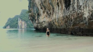 Göl kenarındaki tropikal adada turkuaz suyla dinlenen mutlu genç kadın turist. Asya 'da, Tayland' da, Hong adasında seyahat turu. Yaz tatili, egzotik tur.