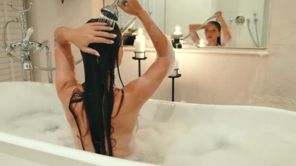 Jovem Mulher Sensual Relaxando Banheiro Espuma Banheira Cheia Bolhas Hotel — Vídeo de Stock