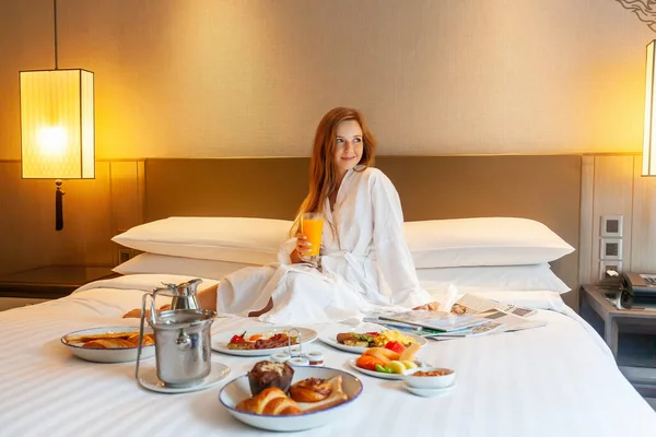 Lüks Oteldeki Yatakta Yemek Servisi Tatilde Olan Bir Kadın Otel — Stok fotoğraf
