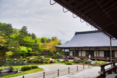 Güzel bir Japon bahçesi ve göleti olan bir tapınak. Arashiyama Kyoto Japonya
