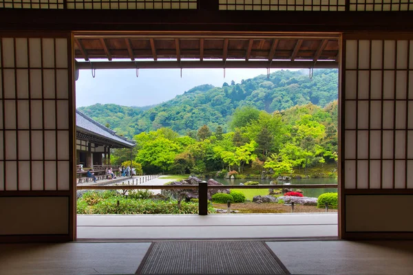 Ein Schöner Japanischer Garten Mit Frischem Grün Von Der Rückseite — Stockfoto
