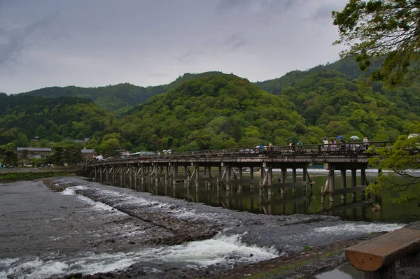 川を渡る渡月橋 とうげつきょう 嵐山京都日本 — ストック写真