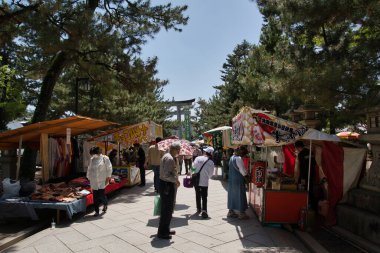 Festival 25 Nisan 2022 'de Japonya' nın Kyoto kentindeki Kitano Tenmanguu türbesinde düzenlendi. Fuar her ayın 25 'inde düzenlenir.. 
