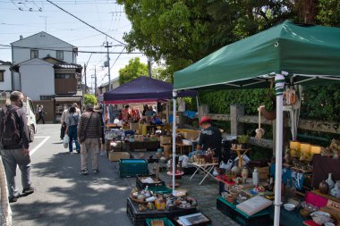 25 Nisan 2022 'de Japonya' nın Kyoto kentindeki Kitano Tenmanguu türbesinde bit pazarı düzenlendi. Fuar her ayın 25 'inde düzenlenir.. 
