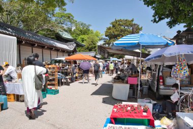 25 Nisan 2022 'de Japonya' nın Kyoto kentindeki Kitano Tenmanguu türbesinde bit pazarı düzenlendi. Fuar her ayın 25 'inde düzenlenir.. 