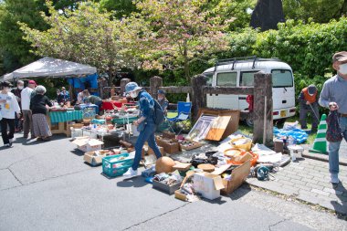 25 Nisan 2022 'de Japonya' nın Kyoto kentindeki Kitano Tenmanguu türbesinde bit pazarı düzenlendi. Fuar her ayın 25 'inde düzenlenir.. 