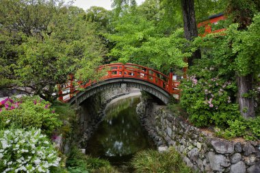 Shimogamojinjya türbesinin kemerli köprüsü. Kyoto Japonya