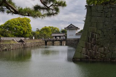 Nij Kalesi 'ndeki hendeğin üzerinde bir köprü. Kyoto Japonya  