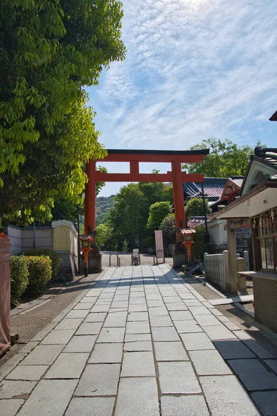 Μια Πύλη Torii Του Ιερού Yasaka Jinja Κυότο Ιαπωνία — Φωτογραφία Αρχείου