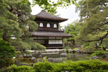 Ginkaku-Ji Tapınağı 'nın içindeki Gümüş Köşk manzarası. Kyoto Japonya