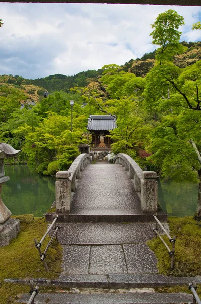 Ponte Pedra Arqueada Sobre Lagoa Jardim Dentro Templo Eikan Quioto — Fotografia de Stock