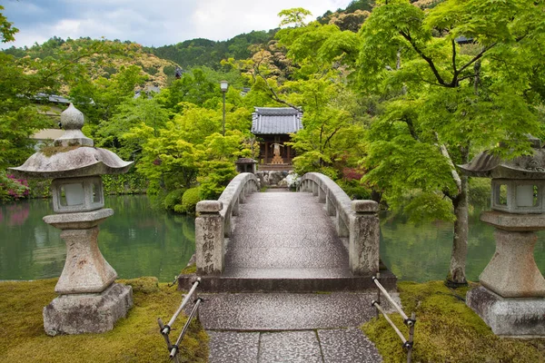 永観堂内の庭園池にかかるアーチ型の石造りの橋 京都日本 — ストック写真