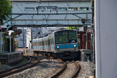 Nara Hattı JR treni istasyondan geçiyor. Kyoto Japonya  