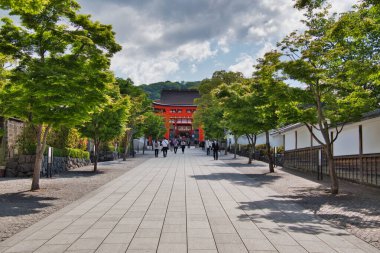 Tapınak kapısı ve Fushimi-inari türbesi içinde yaklaşım. Kyoto Japonya