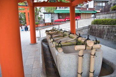 Fushimi-inari türbesinin içindeki Chozuya çeşmesi. Kyoto Japonya