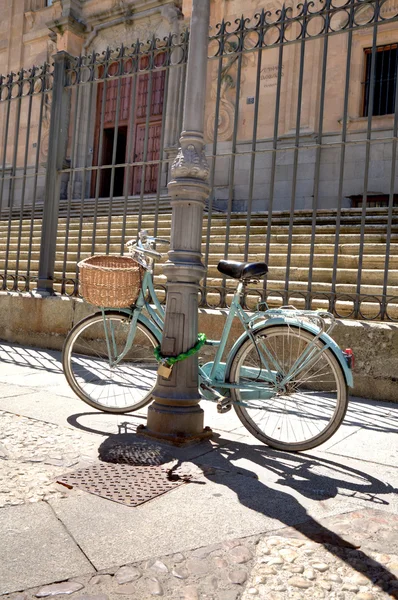 Bike and monument — Stock Photo, Image