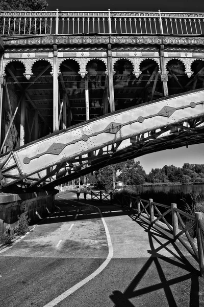 橋の下で自転車レーン — ストック写真