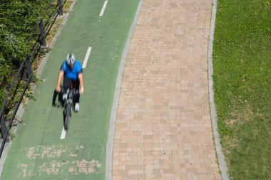 Adam bisikleti hareket halinde