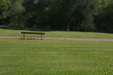 tezgah ile yeşil çimen