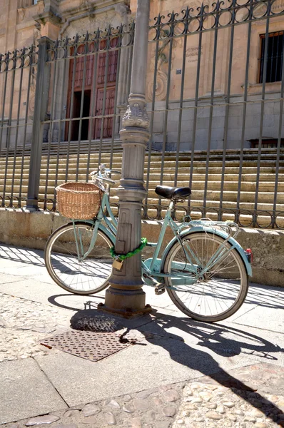 Bicicletta e monumento — Foto Stock