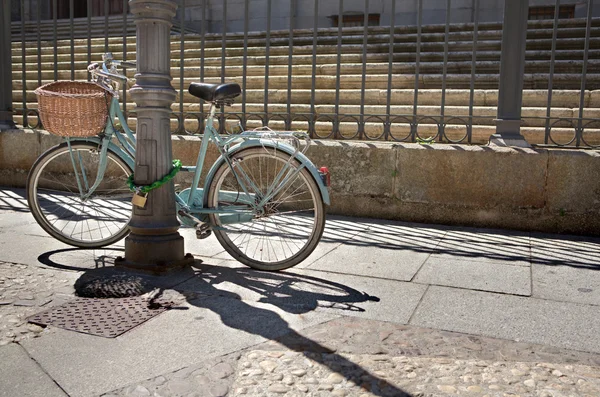 Mulher de bicicleta nas ruas de Salamanca — Fotografia de Stock