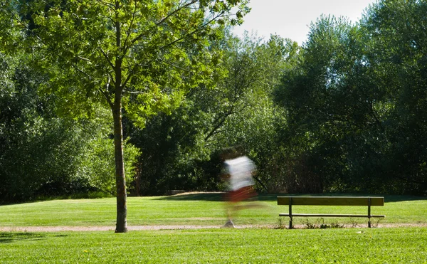 Мужчина в белой футболке бежит — стоковое фото