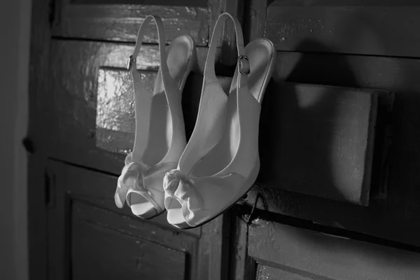 Çekmece üzerine gelin ayakkabıları — Stok fotoğraf