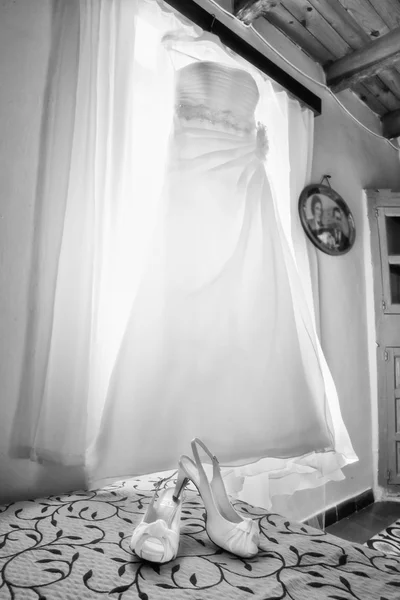 Wedding dress and wedding shoes — Stock Photo, Image