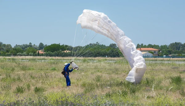 Parachute blanc conduire le parachute au sol — Photo