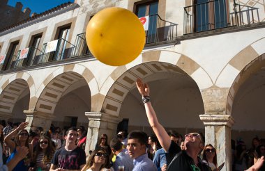 kalabalığın içinde balon