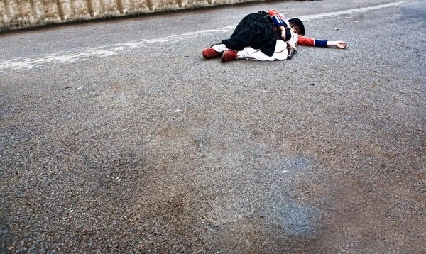 Mujer acostada después de la batalla — Foto de Stock