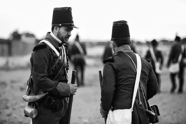 Zwei Soldaten plaudern — Stockfoto