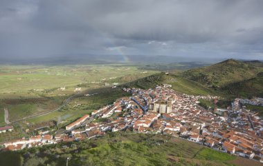 Gökkuşağının üstünde küçük bir kasaba