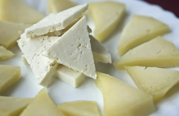 Εξοχικό σπίτι και ηλικίας τυρί σε φέτες — Φωτογραφία Αρχείου