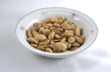 bir kase üzerinde kızarmış badem