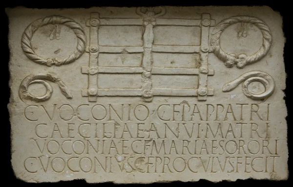 Placa funerária pertence à família Voconios — Fotografia de Stock