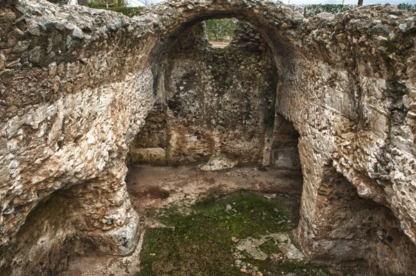 Mausoléu romano meio enterrado — Fotografia de Stock