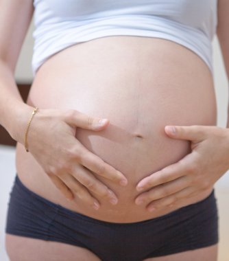 Onun bebek şiş losyon koyarak