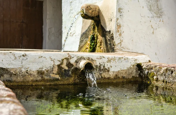 Weißes Becken und Brunnen — Stockfoto