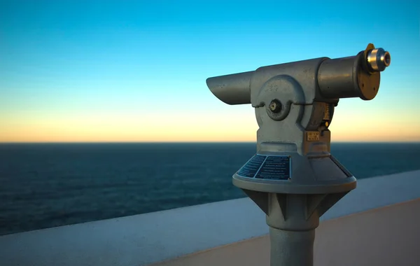Toeristische telescoop op de grenzend kust, portugal — Stockfoto