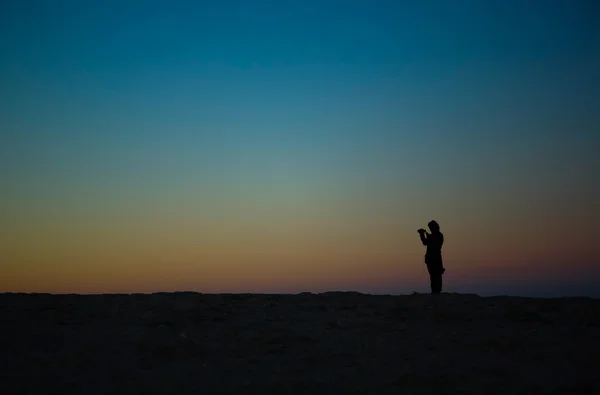 Femme prenant des photos au cap San Vicente au coucher du soleil — Photo