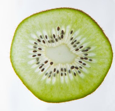 beyaz üzerine dilimlenmiş taze kivi