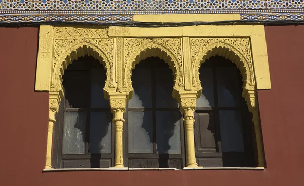 Kırmızı Mağribi pencere Cordoba, İspanya — Stok fotoğraf